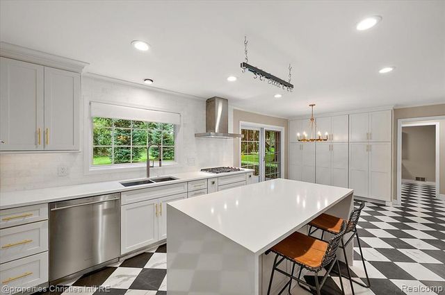 5640 Kolly Road, Bloomfield Hills, MI 48301