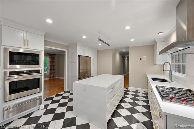 5640 Kolly Road, Bloomfield Hills, MI 48301