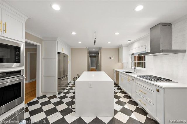 5640 Kolly Road, Bloomfield Hills, MI 48301