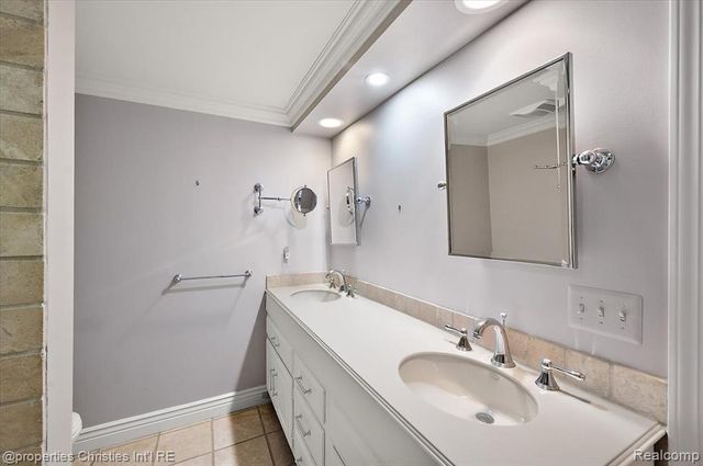 5640 Kolly Road, Bloomfield Hills, MI 48301