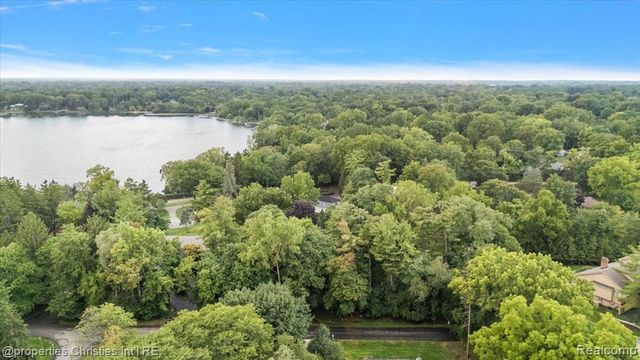 5640 Kolly Road, Bloomfield Hills, MI 48301