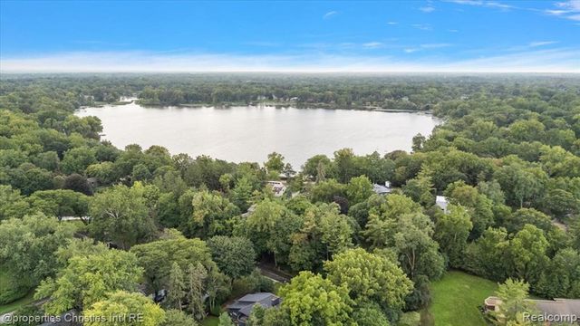 5640 Kolly Road, Bloomfield Hills, MI 48301
