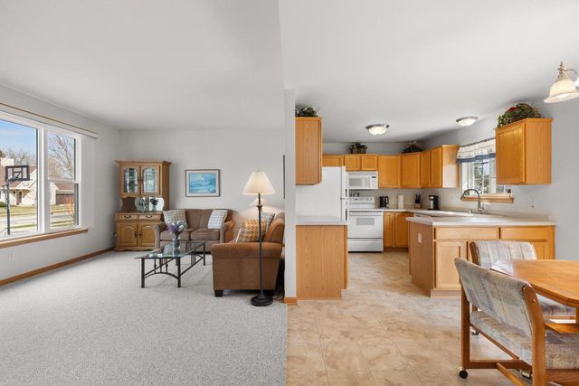 3745 Stillwater CIRCLE, Waukesha, WI 53189