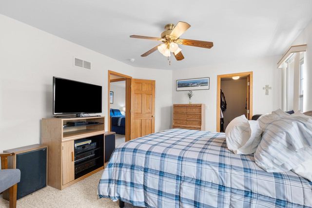 3745 Stillwater CIRCLE, Waukesha, WI 53189