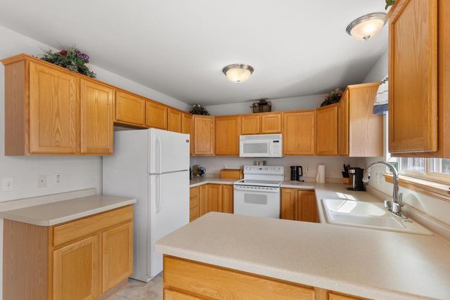 3745 Stillwater CIRCLE, Waukesha, WI 53189