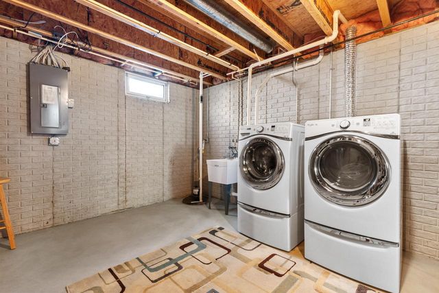 3745 Stillwater CIRCLE, Waukesha, WI 53189