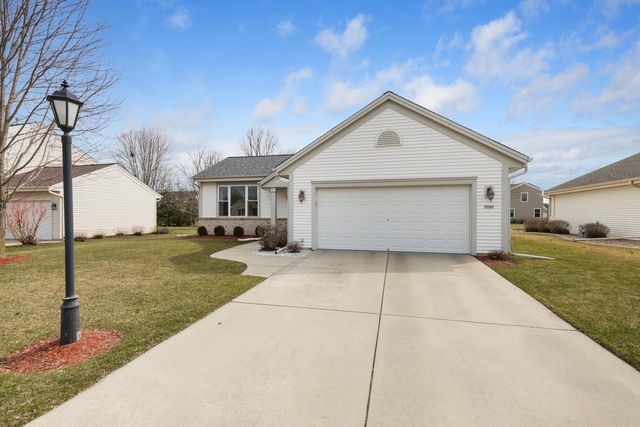 3745 Stillwater CIRCLE, Waukesha, WI 53189