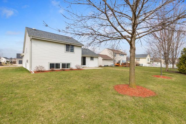 3745 Stillwater CIRCLE, Waukesha, WI 53189