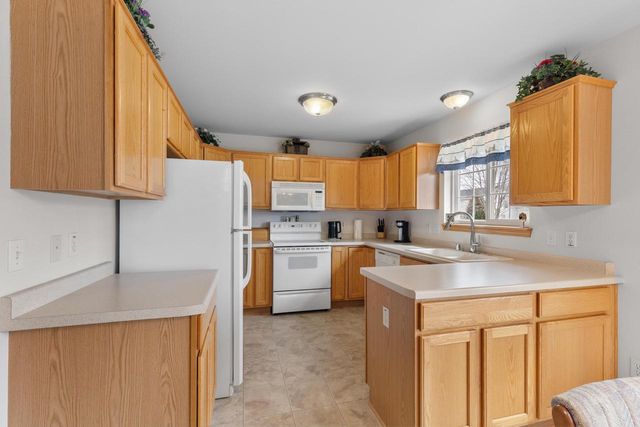 3745 Stillwater CIRCLE, Waukesha, WI 53189