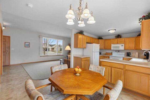 3745 Stillwater CIRCLE, Waukesha, WI 53189