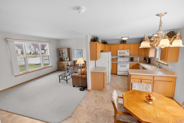 3745 Stillwater CIRCLE, Waukesha, WI 53189