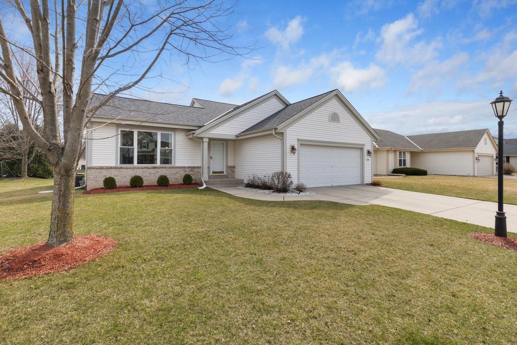 3745 Stillwater CIRCLE, Waukesha, WI 53189