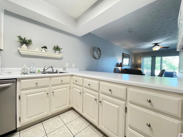 88 Deer Lake Lane, Unit 2, Murray, KY 42071