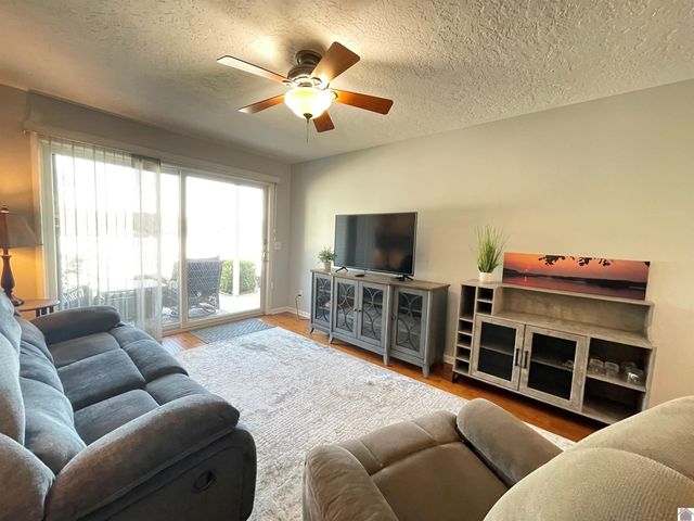 88 Deer Lake Lane, Unit 2, Murray, KY 42071