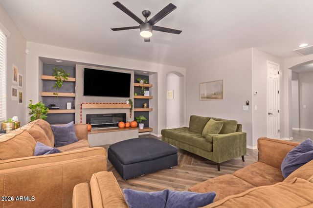 119 W LEATHERWOOD Avenue, San Tan Valley, AZ 85140