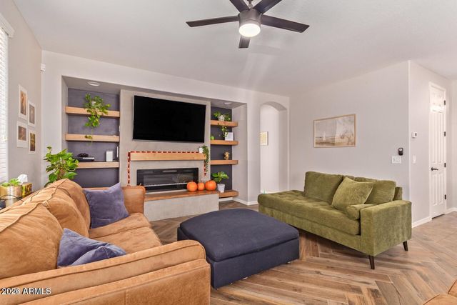 119 W LEATHERWOOD Avenue, San Tan Valley, AZ 85140