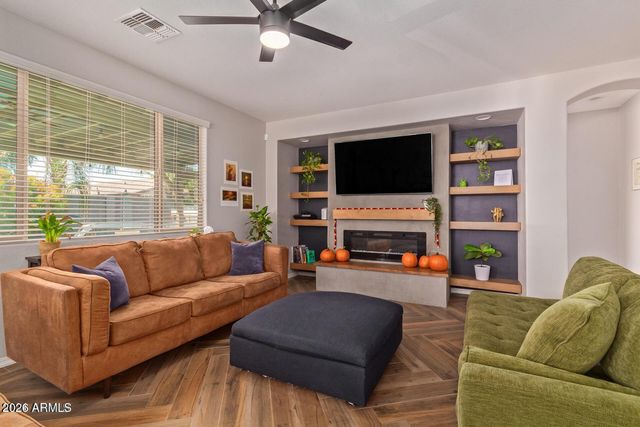 119 W LEATHERWOOD Avenue, San Tan Valley, AZ 85140