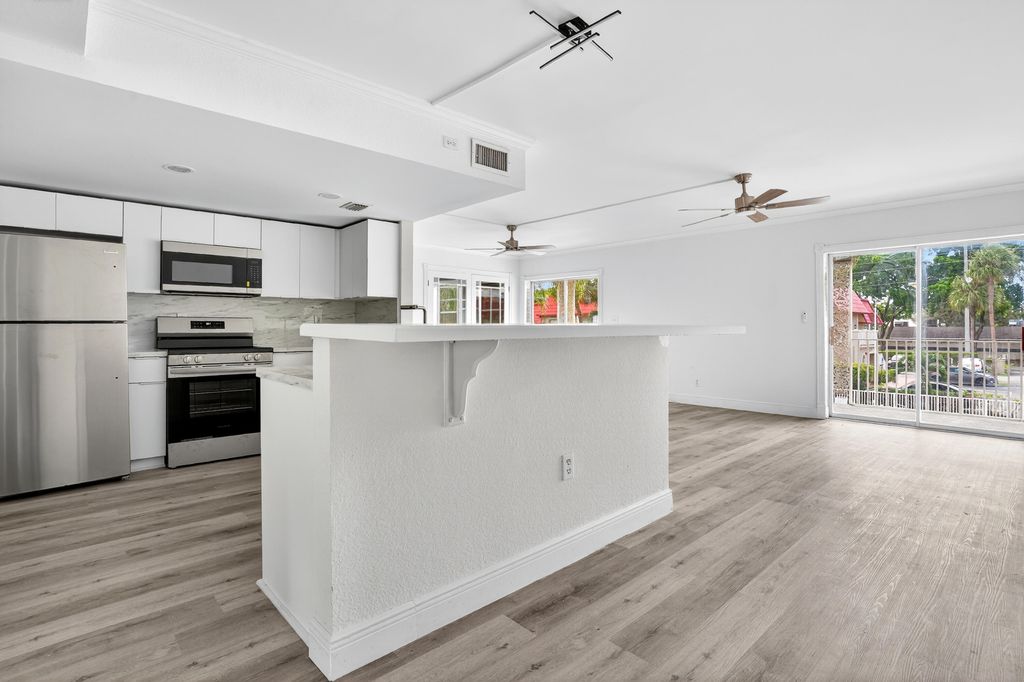 495 SE 8th Street 242, Deerfield Beach, FL 33441