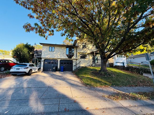 886 Iroquois Avenue, Saint Paul, MN 55119
