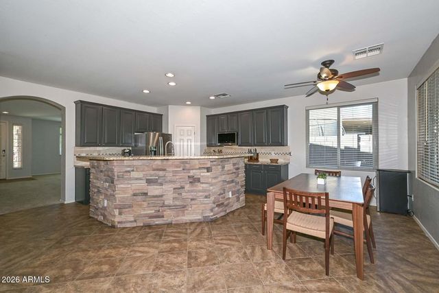 8352 W MOLLY Lane, Peoria, AZ 85383