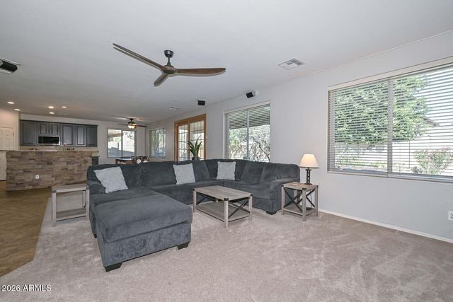 8352 W MOLLY Lane, Peoria, AZ 85383