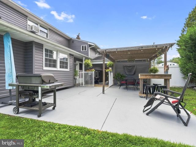 2212 CHESTNUT HILL DR, Cinnaminson, NJ 08077