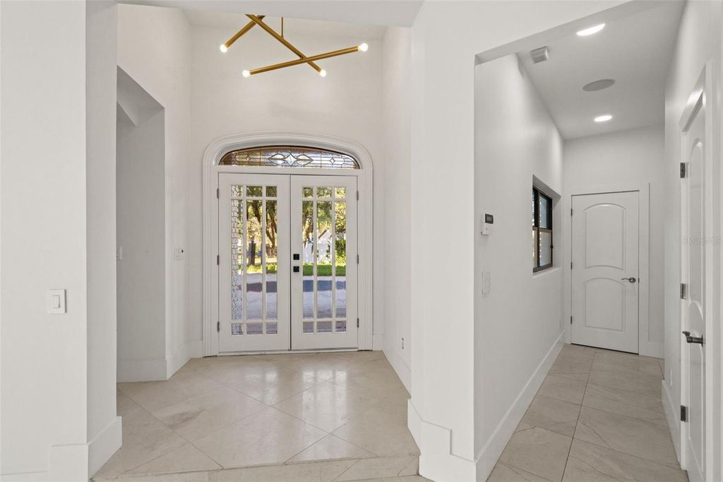 Image 11 of property listing at 2521 LAKE ELLEN DRIVE, Tampa, FL 33618