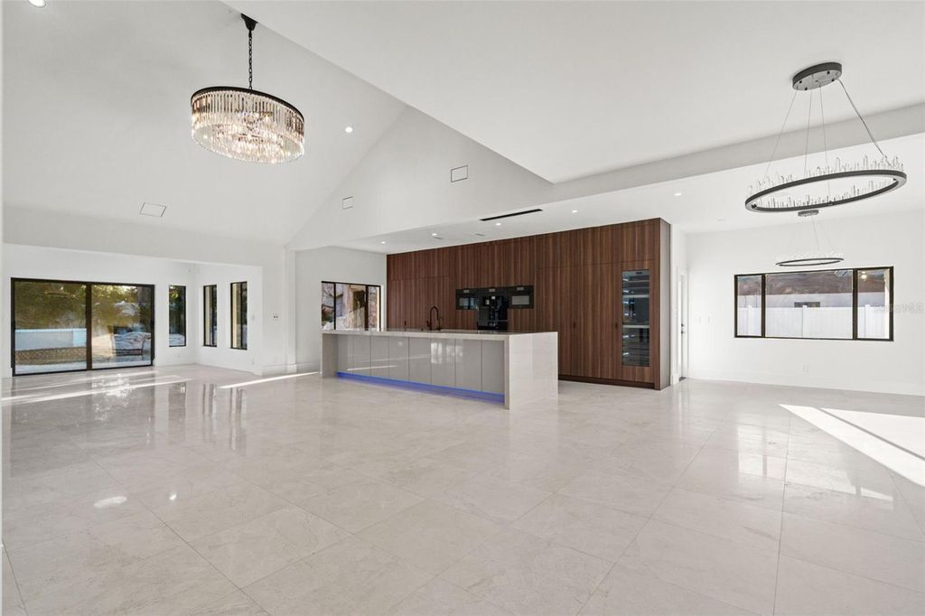 Image 14 of property listing at 2521 LAKE ELLEN DRIVE, Tampa, FL 33618