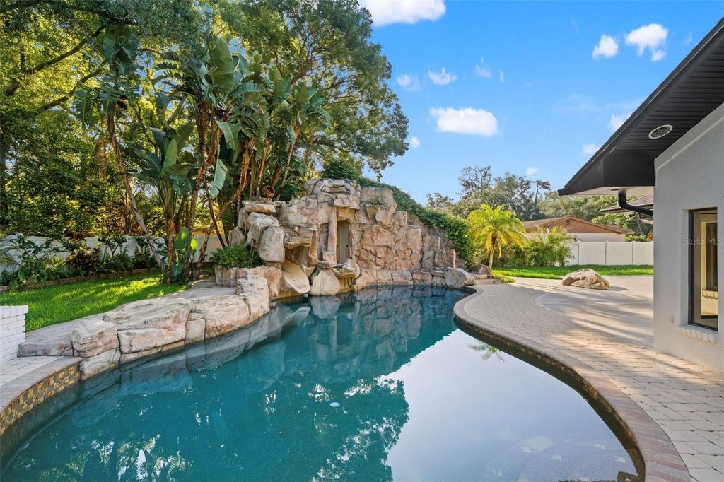 Image 3 of property listing at 2521 LAKE ELLEN DRIVE, Tampa, FL 33618