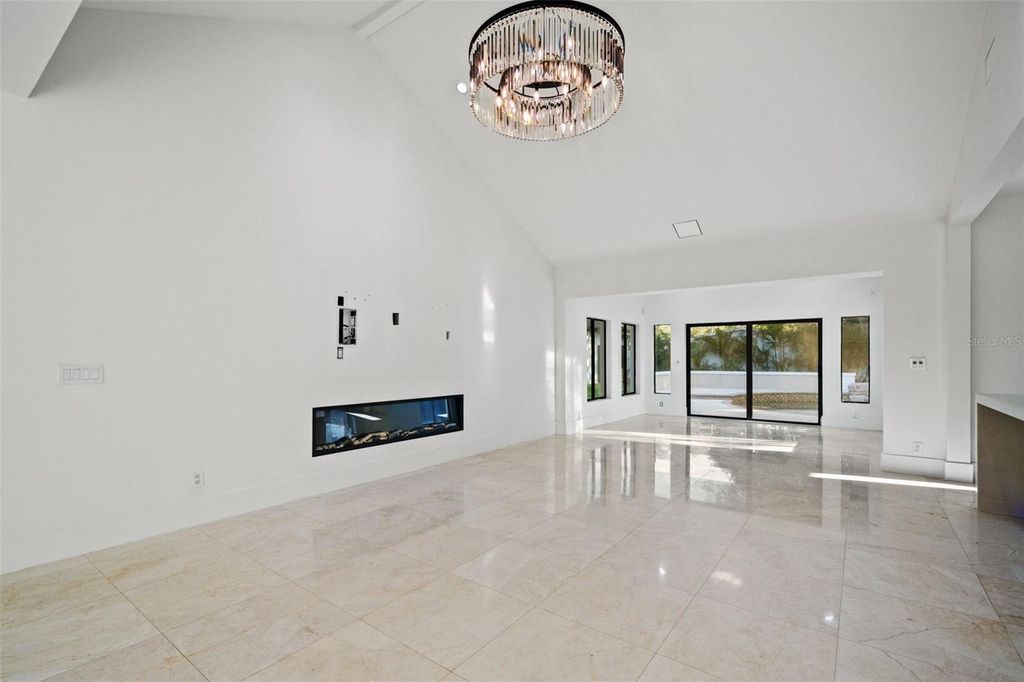 Image 21 of property listing at 2521 LAKE ELLEN DRIVE, Tampa, FL 33618
