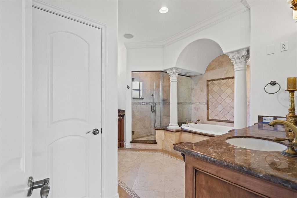 Image 25 of property listing at 2521 LAKE ELLEN DRIVE, Tampa, FL 33618