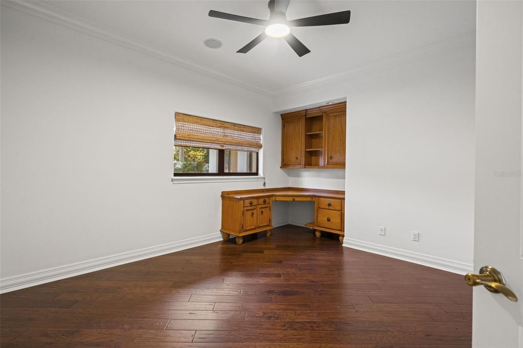 Image 30 of property listing at 2521 LAKE ELLEN DRIVE, Tampa, FL 33618