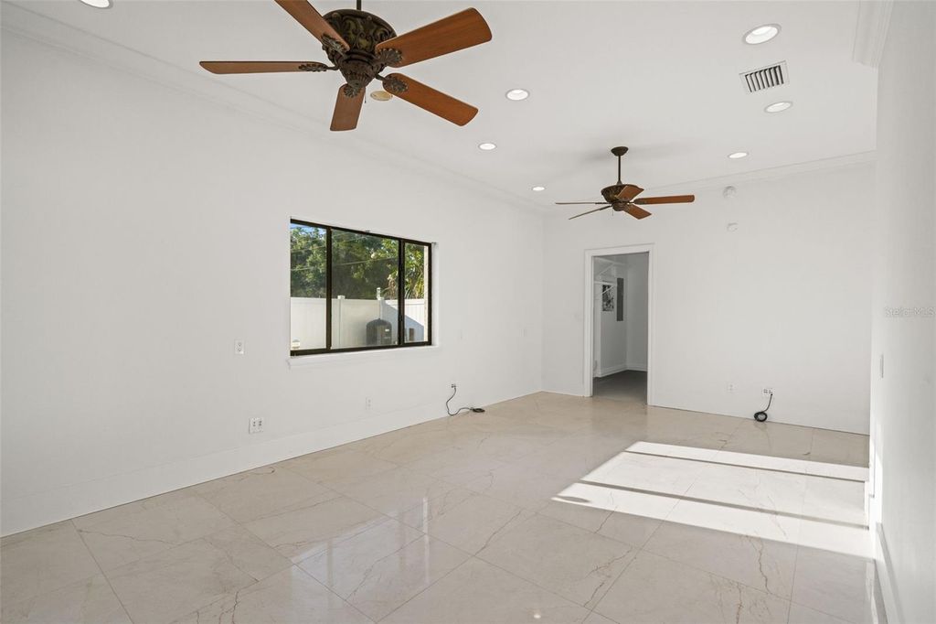 Image 34 of property listing at 2521 LAKE ELLEN DRIVE, Tampa, FL 33618