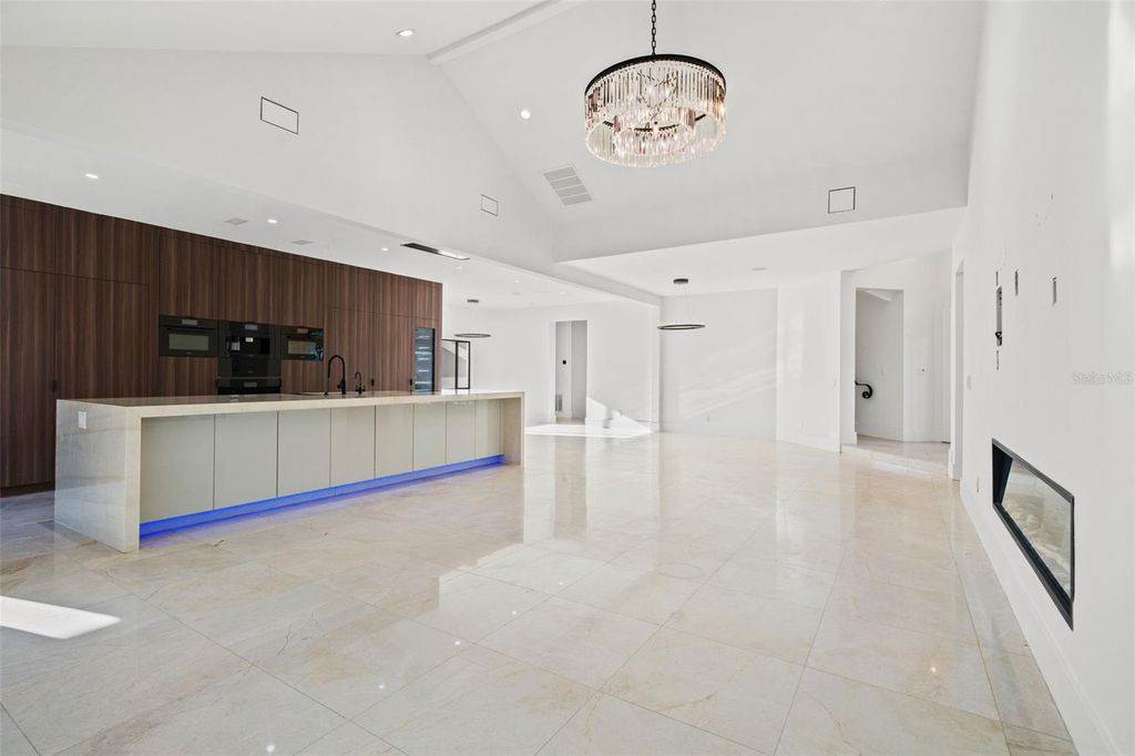 Image 5 of property listing at 2521 LAKE ELLEN DRIVE, Tampa, FL 33618