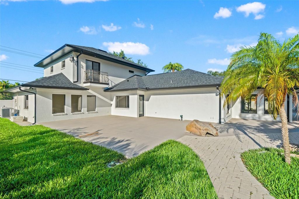 Image 41 of property listing at 2521 LAKE ELLEN DRIVE, Tampa, FL 33618