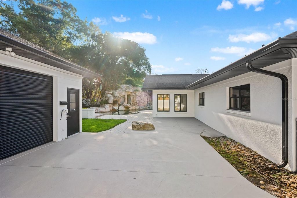 Image 42 of property listing at 2521 LAKE ELLEN DRIVE, Tampa, FL 33618