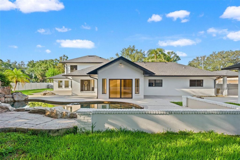 Image 43 of property listing at 2521 LAKE ELLEN DRIVE, Tampa, FL 33618