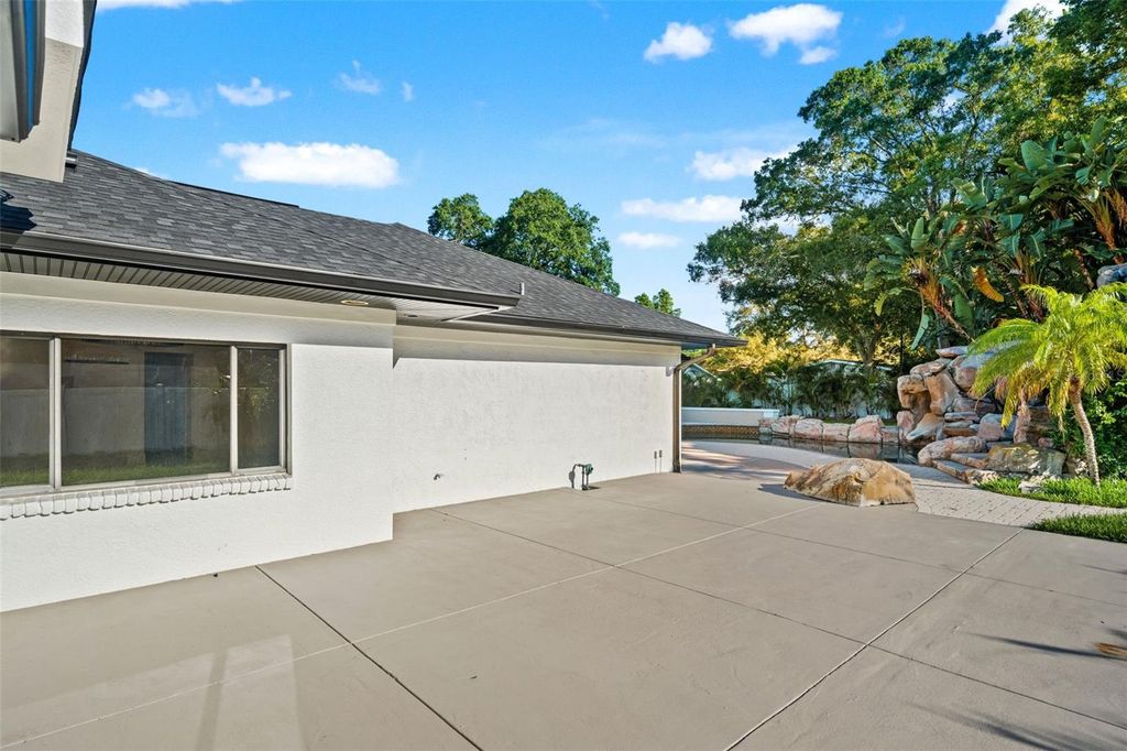 Image 48 of property listing at 2521 LAKE ELLEN DRIVE, Tampa, FL 33618