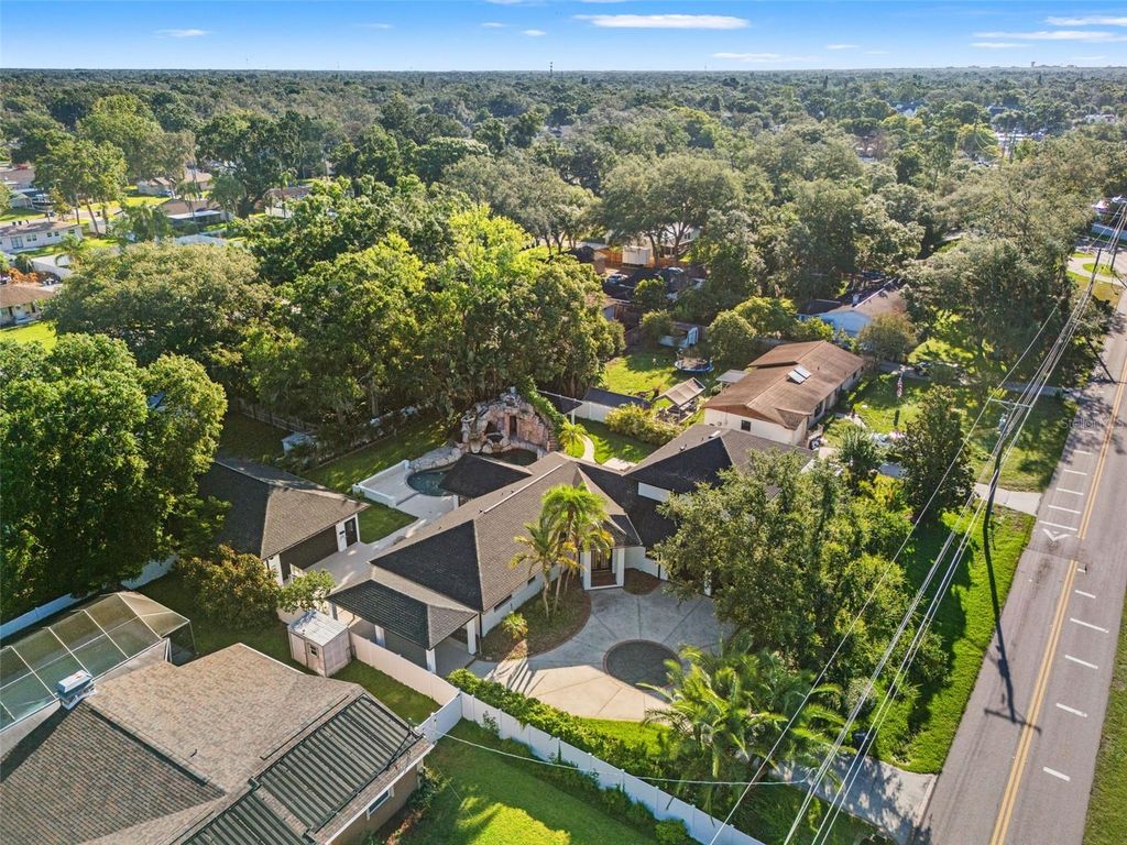 Image 54 of property listing at 2521 LAKE ELLEN DRIVE, Tampa, FL 33618