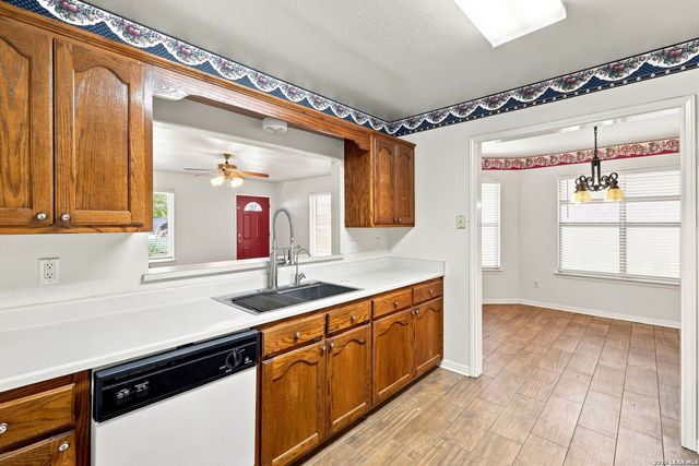 15 SHADOW CIR, New Braunfels, TX 78130
