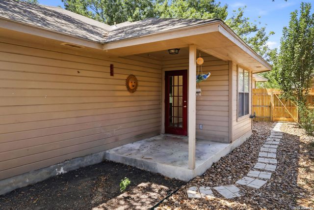 15 SHADOW CIR, New Braunfels, TX 78130