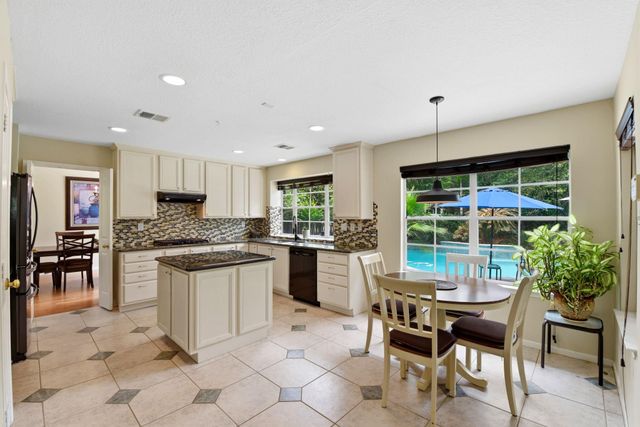 38 Dovewing Place, The Woodlands, TX 77382