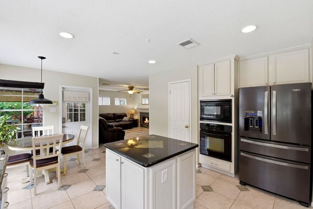 38 Dovewing Place, The Woodlands, TX 77382