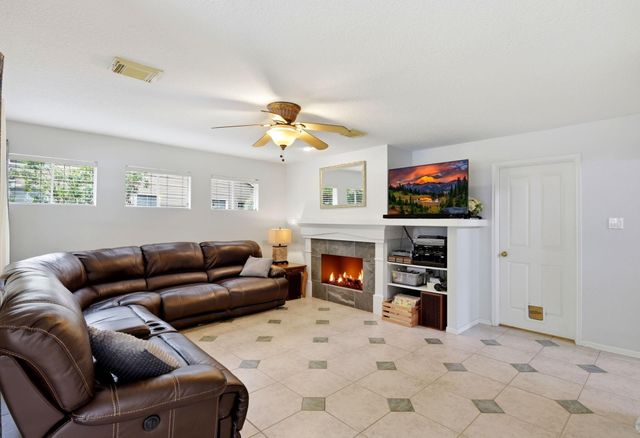 38 Dovewing Place, The Woodlands, TX 77382