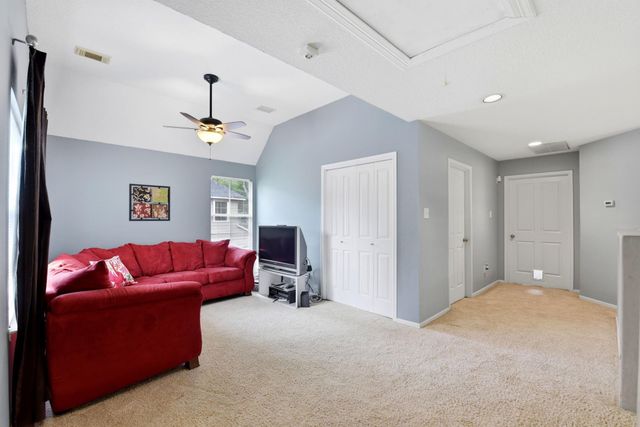 38 Dovewing Place, The Woodlands, TX 77382