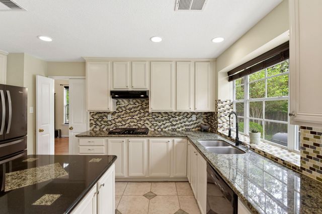 38 Dovewing Place, The Woodlands, TX 77382