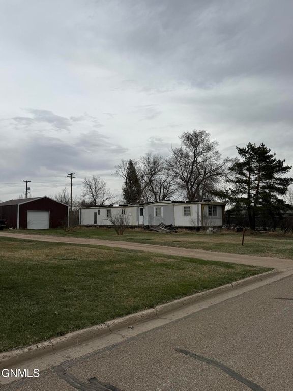 416 3rd Avenue W, Ray, ND 58849