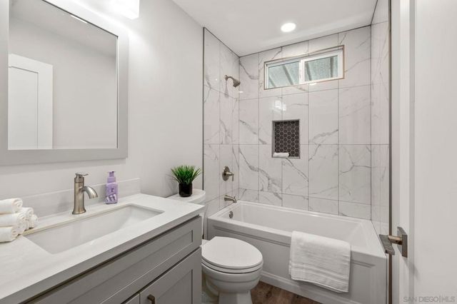 7102 San Bartolo St 11, Carlsbad, CA 92011