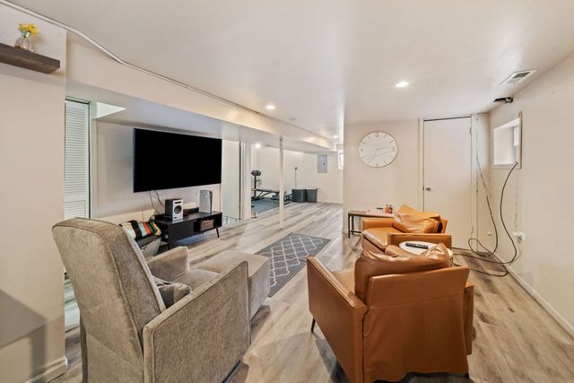 5805 S Kilbourn Avenue, Chicago, IL 60629