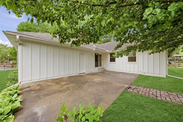 18719 Gateway Drive, Independence, MO 64057